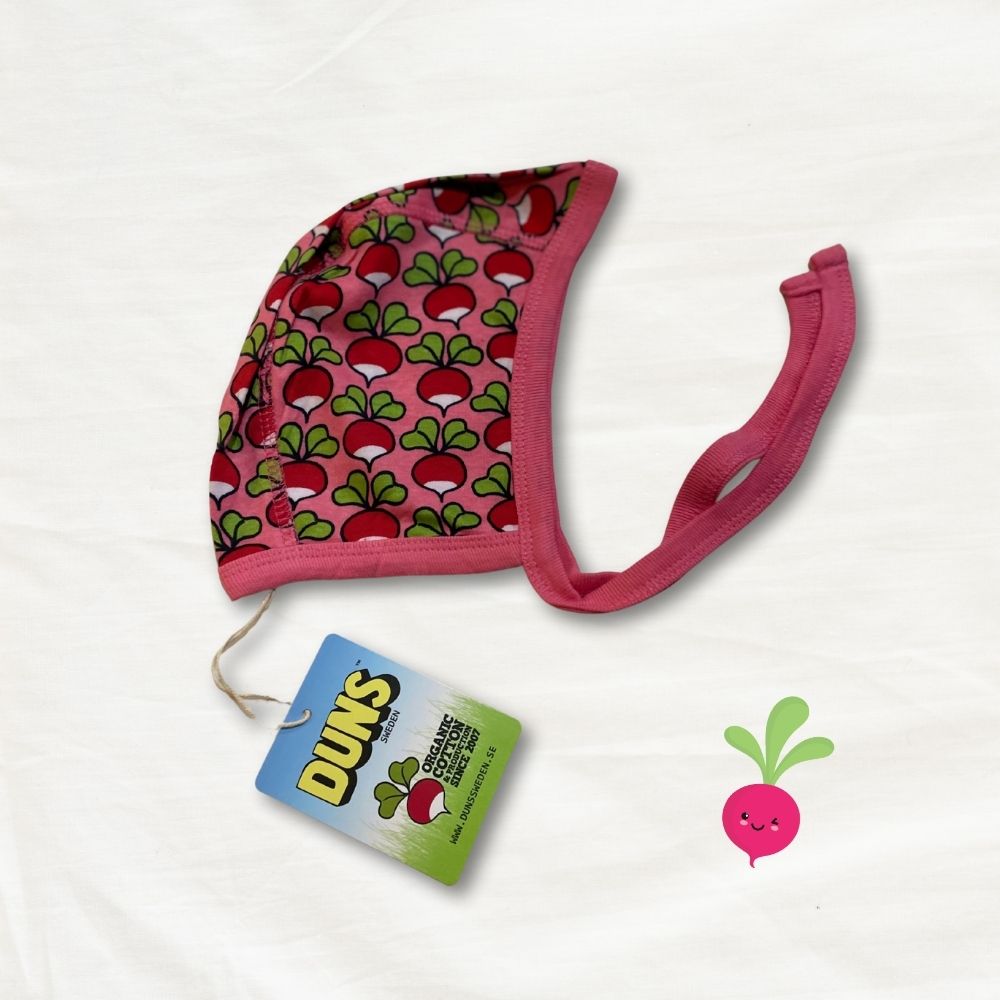 Children's hat with radish pattern and pink strap, featuring a Duns brand tag on a white background.