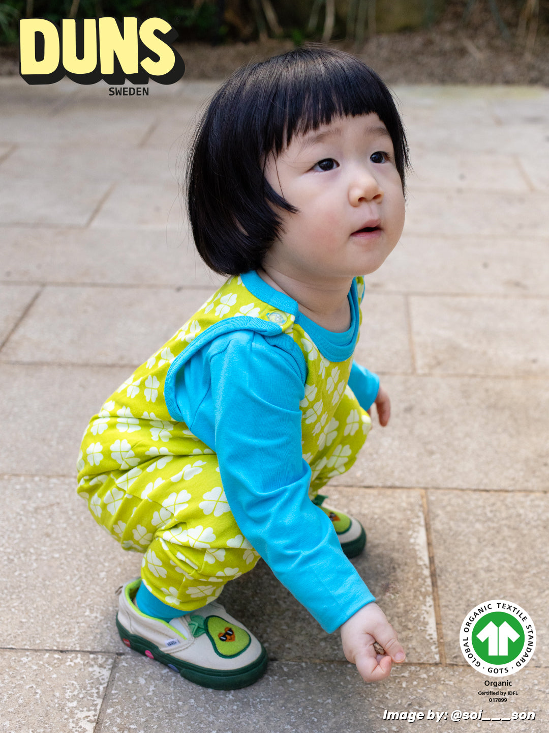 Child wearing a colorful outfit with Duns Sweden logo in the corner