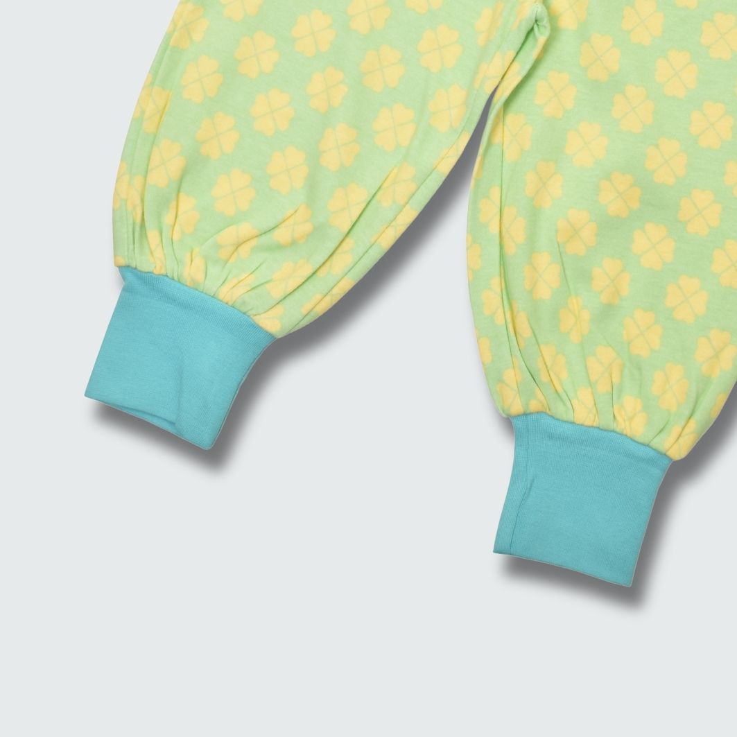 Clover print baggy pants leggings in green ash with capri blue trim, DUNS Sweden – toddler leggings, infant clothes unisex